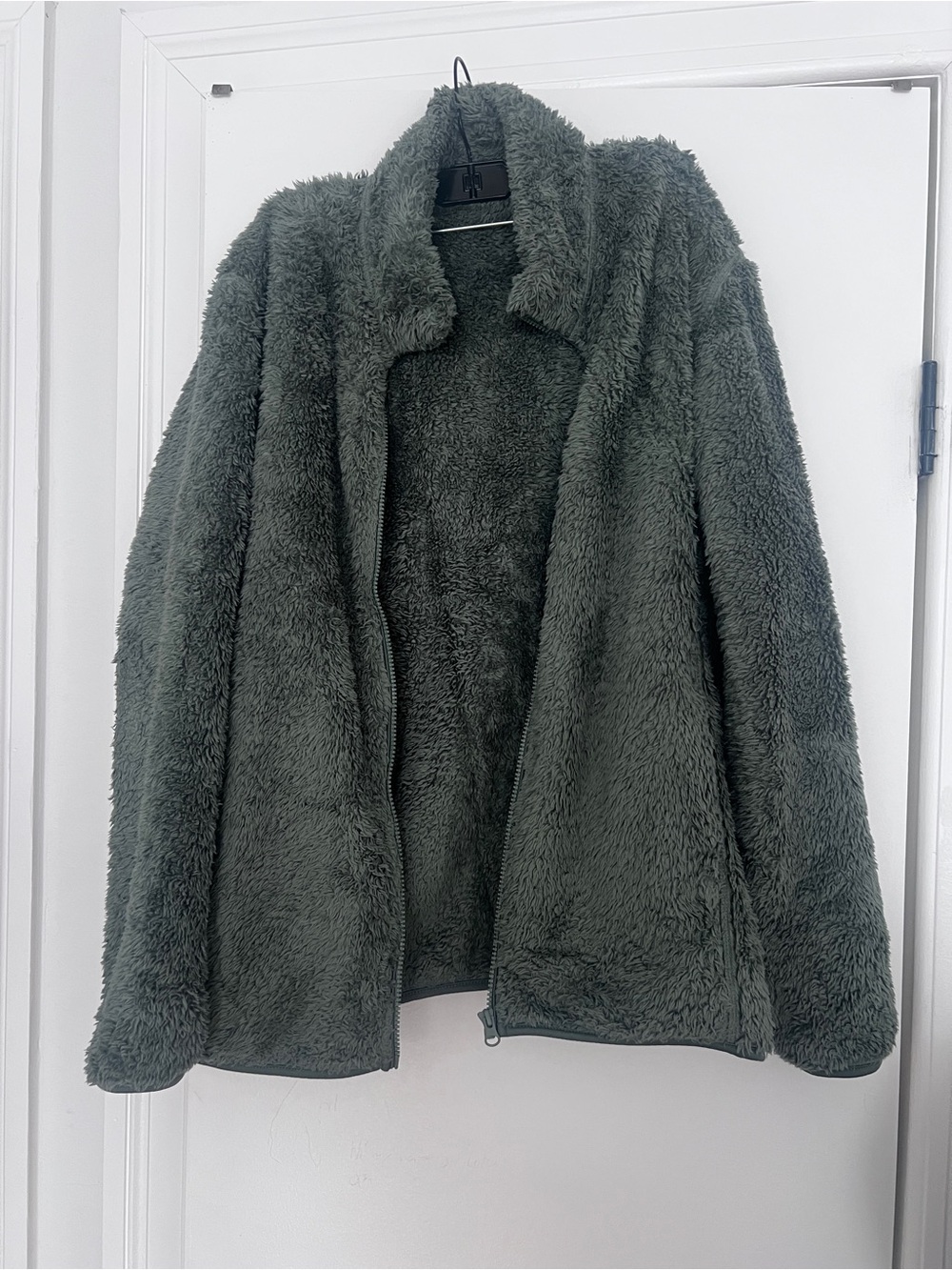 Uniqlo olive green fluffy/ yearn zip jacket